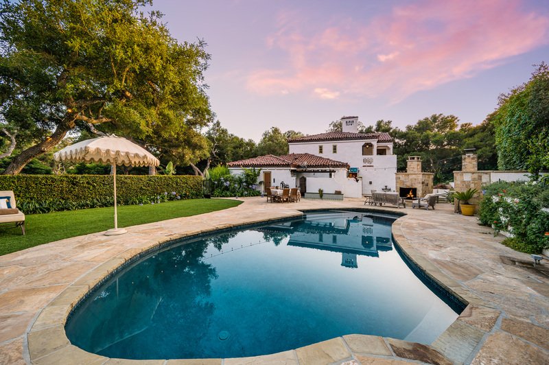 Alberca en un gran jardín.