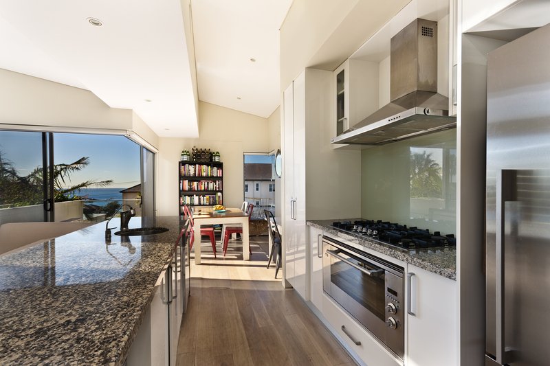 Cocina abierta, con pisos de madera y muy bien iluminada