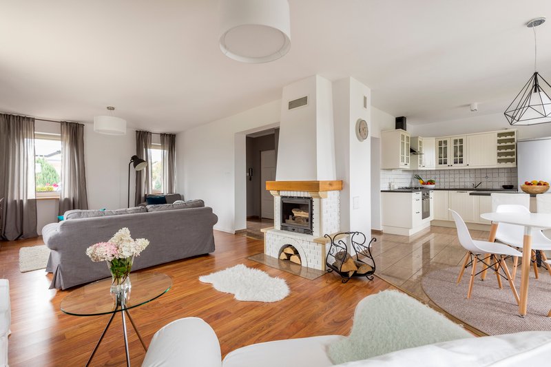 Sala espaciosa y muy bien iluminada, con pisos de madera.